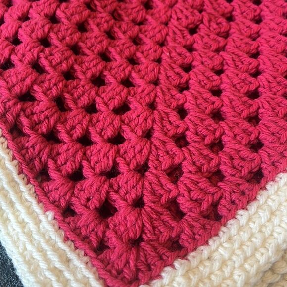 HANDMADE Crochet Vintage Dark Pink/Off White Small Baby Blanket O640 - Picture 4 of 4